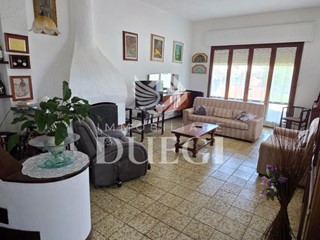 Villa in Vendita a Viareggio, 550'000€, 203 m², arredato, con Box