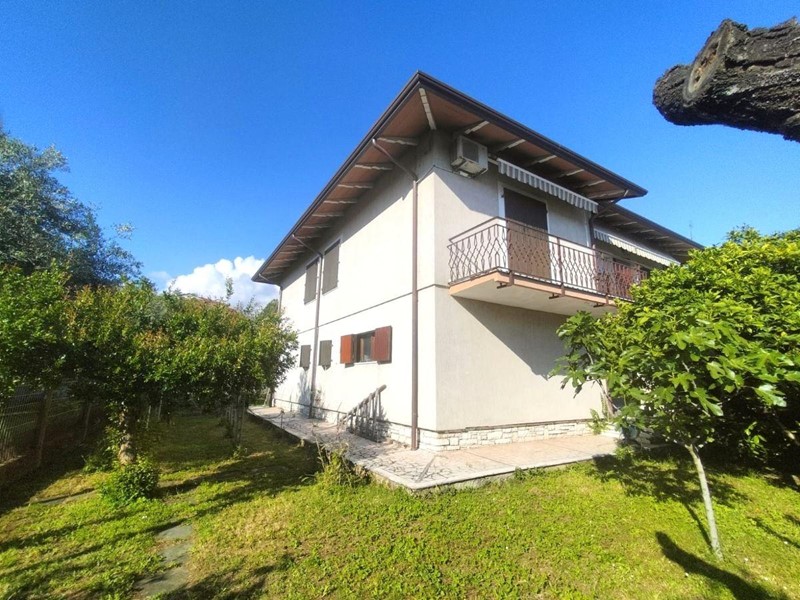 Villa in Vendita a Carrara, zona Nazzano, 350'000€, 180 m²