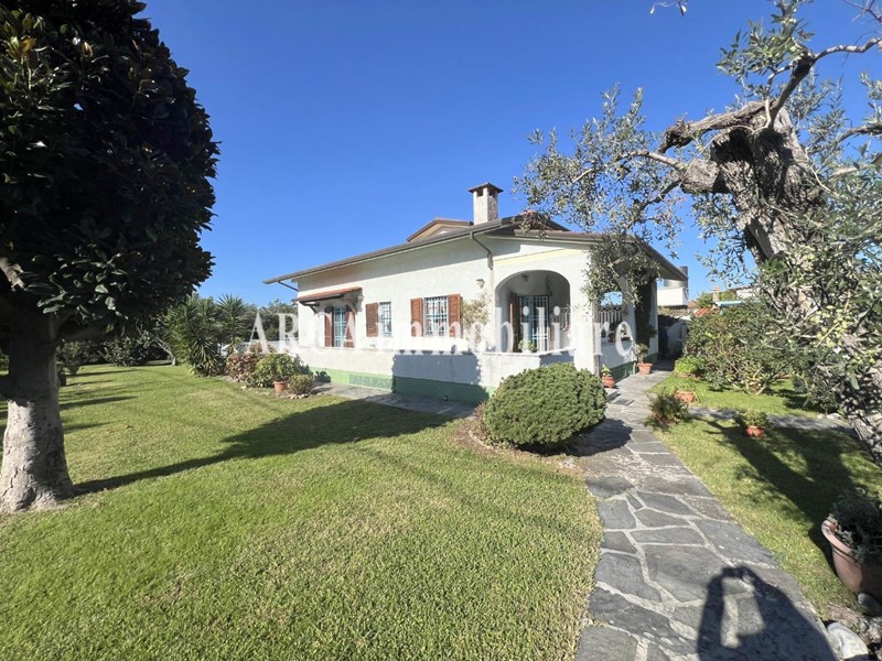 Villa in Vendita a Seravezza, zona Pozzi, 720'000&euro;, 250 m²