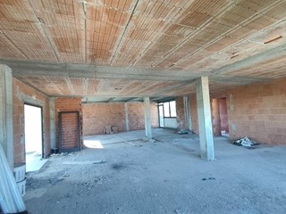 Ufficio in Vendita a Capannori, zona Guamo, 190'000€, 290 m²