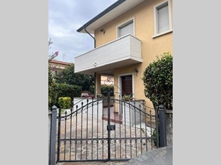 Villetta a schiera in Vendita a Viareggio, zona Torre Del Lago Puccini, 360'000€, 135 m²