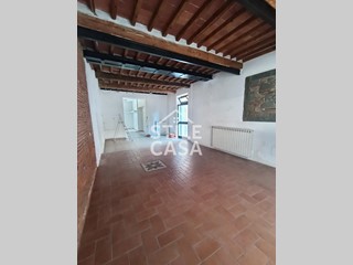 Immobile commerciale in Affitto a Altopascio, 1'000€, 80 m²