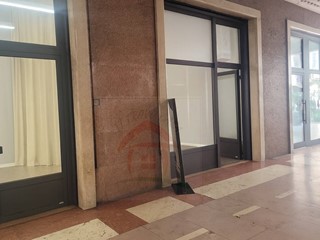 Immobile commerciale in Affitto a Trento, 1'800€, 60 m²