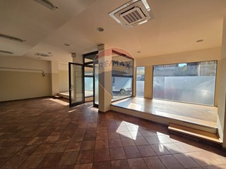 Negozio in Affitto a Montevarchi, 700&euro;, 100 m²