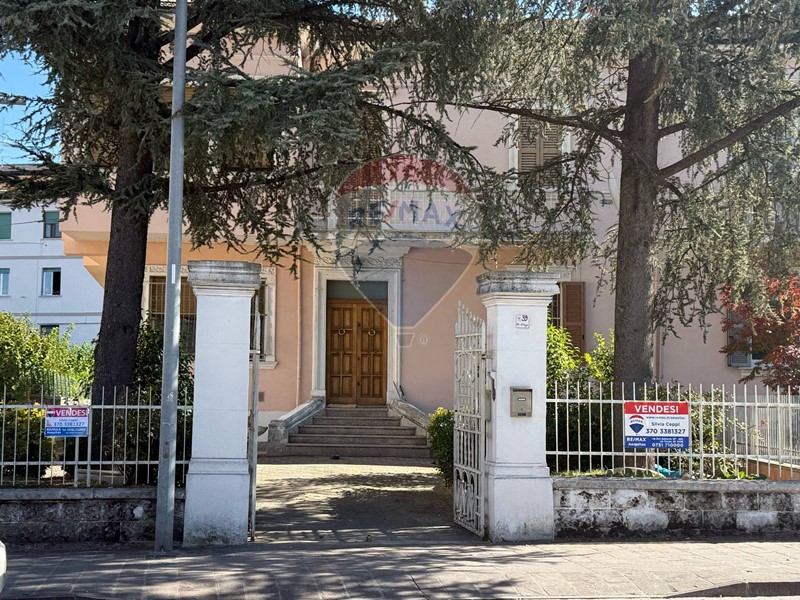 Villetta a schiera in Vendita a Fabriano, 339'000€, 260 m²