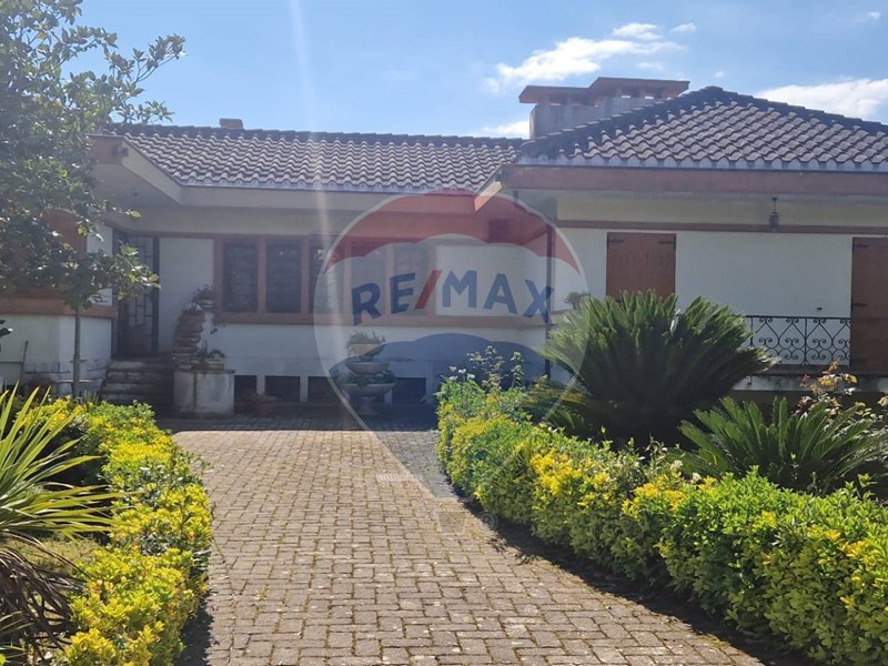 Villa in Vendita a Spigno Saturnia, 355'000€, 314 m²