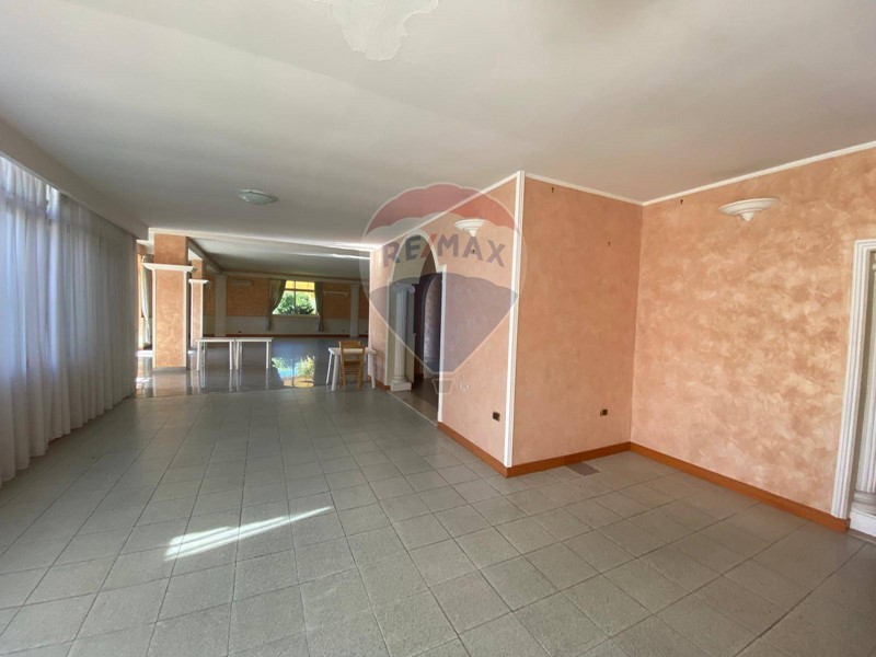 Immobile commerciale in Affitto a Spigno Saturnia, 2'600€, 500 m²