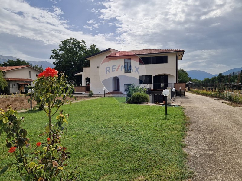Villa in Vendita a Pratola Peligna, 250'000&euro;, 353 m²