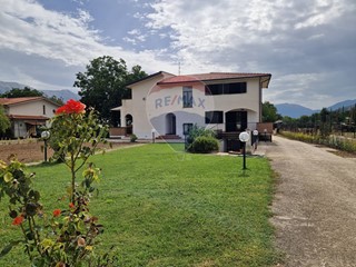Villa in Vendita a Pratola Peligna, 250'000€, 353 m²