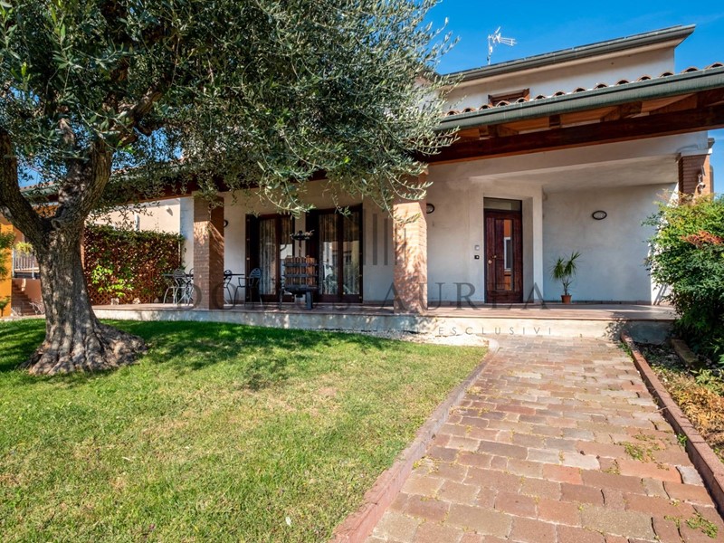 Casa Indipendente in Vendita a Monteforte d'Alpone, 390'000€, 432 m²