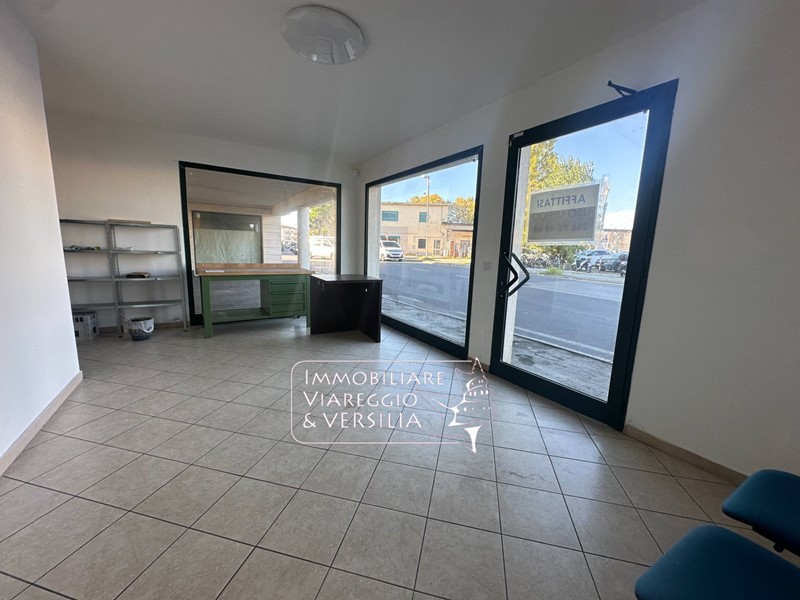 Negozio in Affitto a Viareggio, 900€, 93 m²