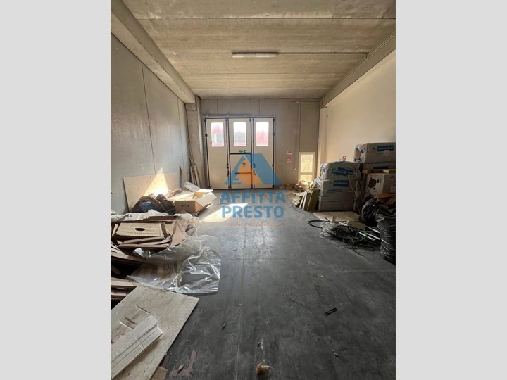 Capannone in Affitto a Cascina, 1'250€, 100 m²