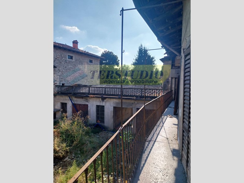 Rustico in Vendita a Caprino Bergamasco, 350'000€, 1469 m²
