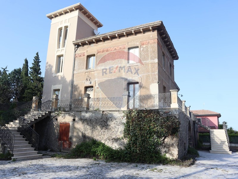 Casa Semi Indipendente in Vendita a Randazzo, 275'000€, 305 m²