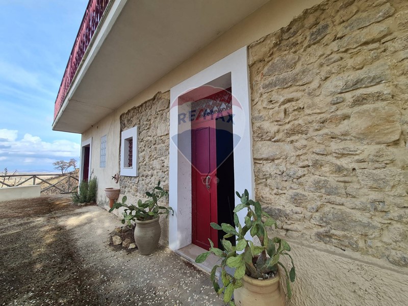 Villa in Vendita a San Michele di Ganzaria, 79'000€, 176 m², con Box