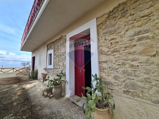 Villa in Vendita a San Michele di Ganzaria, 79'000€, 176 m², con Box