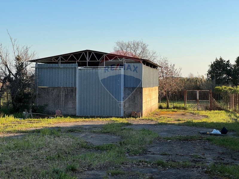 Immobile commerciale in Vendita a Minturno, 75'000€, 100 m²