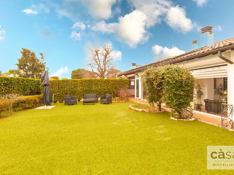 Villa in Vendita a Varese, 595'000€, 320 m²