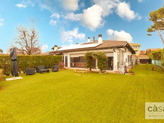 Villa in Vendita a Varese, 595'000€, 320 m²