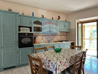 Casa Indipendente in Vendita a Castelpizzuto, 96'000€, 264 m²