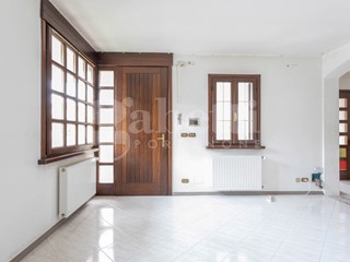 Villa bifamiliare in Vendita a Pordenone, 290'000€, 313 m²