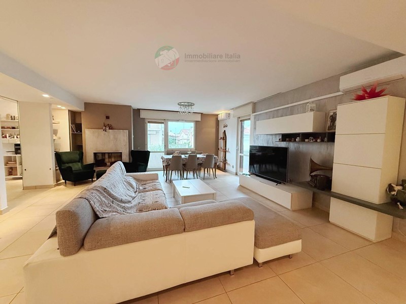 Appartamento in Vendita a San Giovanni in Marignano, 489'000€, 285 m²