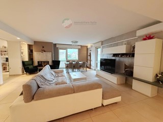 Appartamento in Vendita a San Giovanni in Marignano, 489'000€, 285 m²