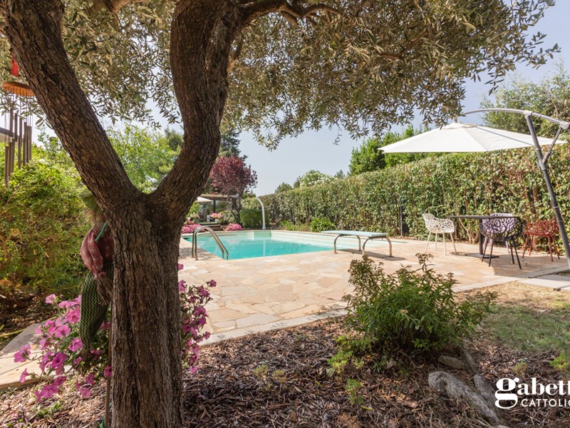 Villa in Vendita a Pesaro, 930'000&euro;, 585 m²