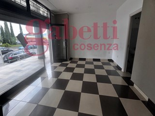 Magazzino in Affitto a Cosenza, 500€, 36 m²