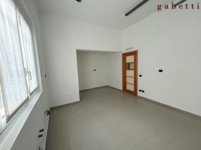 Ufficio in Affitto a Magenta, 1'000€, 85 m²