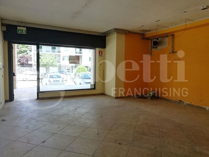 Negozio in Affitto a Avellino, 1'000€, 70 m²