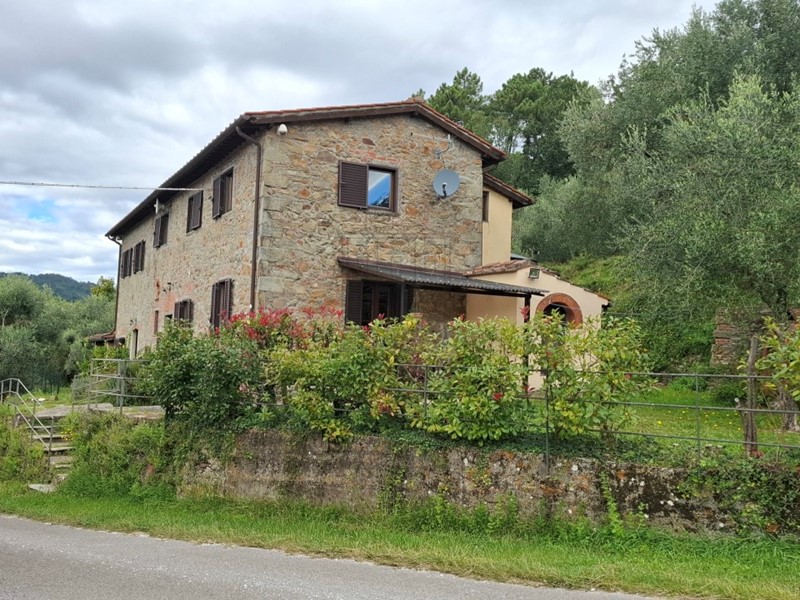 Casale in Vendita a Pescia, 490'000€, 390 m², con Box