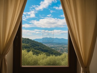 Casale in Vendita a Pescia, 490'000€, 390 m², con Box