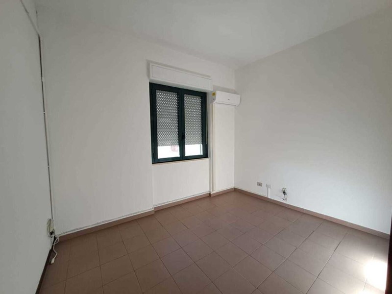 Ufficio in Affitto a Amelia, 400€, 130 m²