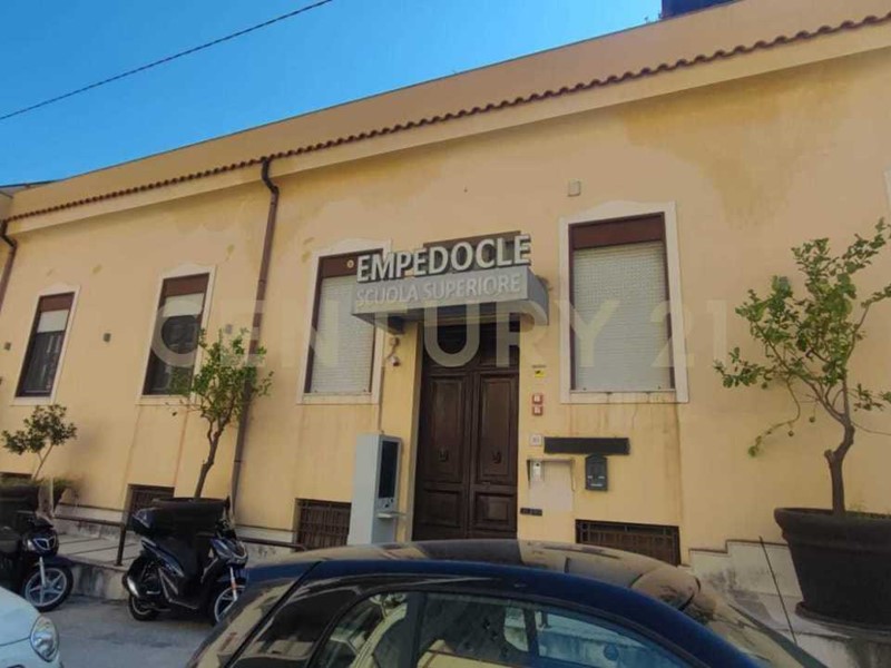 Immobile commerciale in Vendita a Messina, 1'350'000€, 900 m², arredato, con Box