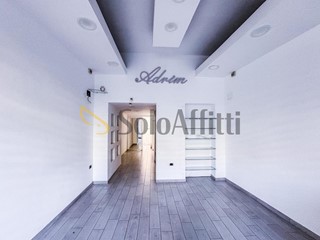 Capannone in Affitto a Napoli, zona Arenella, 1'300€, 38 m²