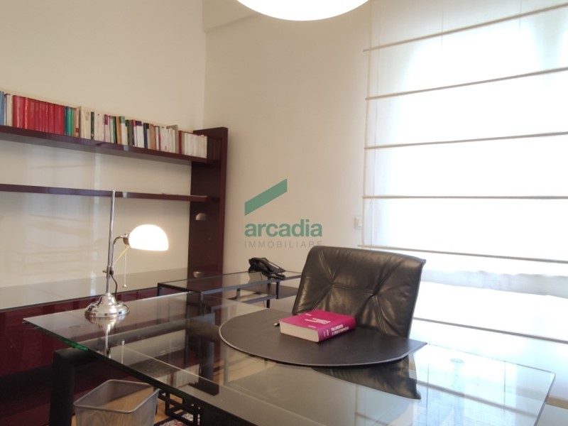 Ufficio in Vendita a Bari, zona Poggiofranco, 180'000€, 80 m²