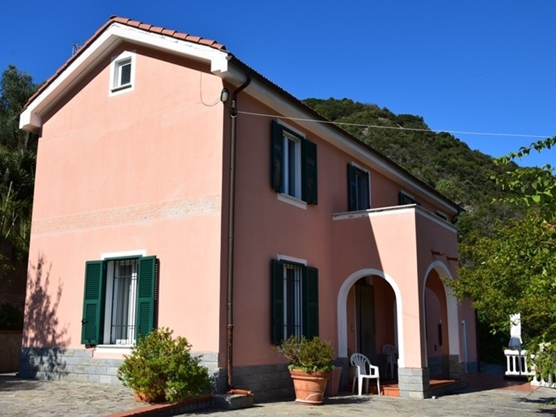 Casa Indipendente in Vendita a Albisola Superiore, zona Pace, 390'000€, 220 m²