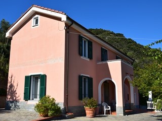 Casa Indipendente in Vendita a Albisola Superiore, zona Pace, 390'000€, 220 m²