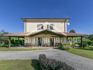 Villa in Vendita a Lanuvio, 305'000€, 200 m²