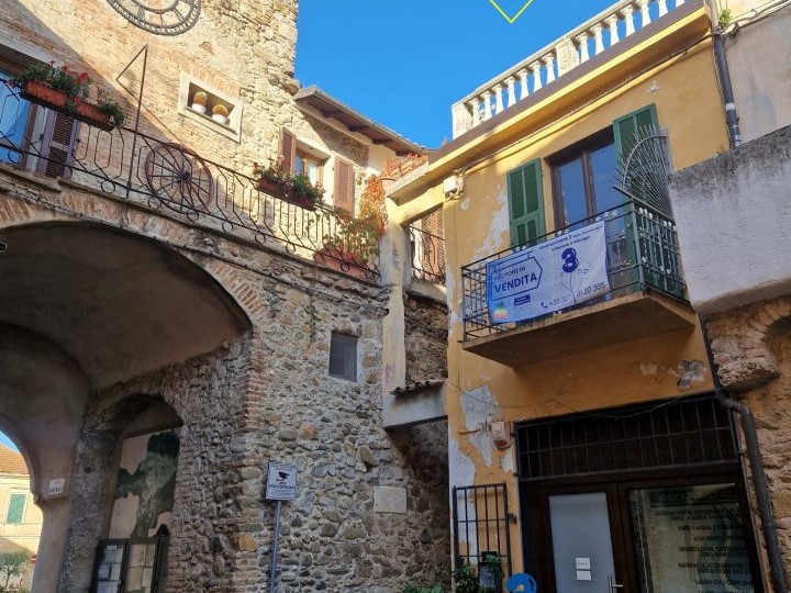 Casale in Vendita a Villanova d'Albenga, 120'000€, 87 m²