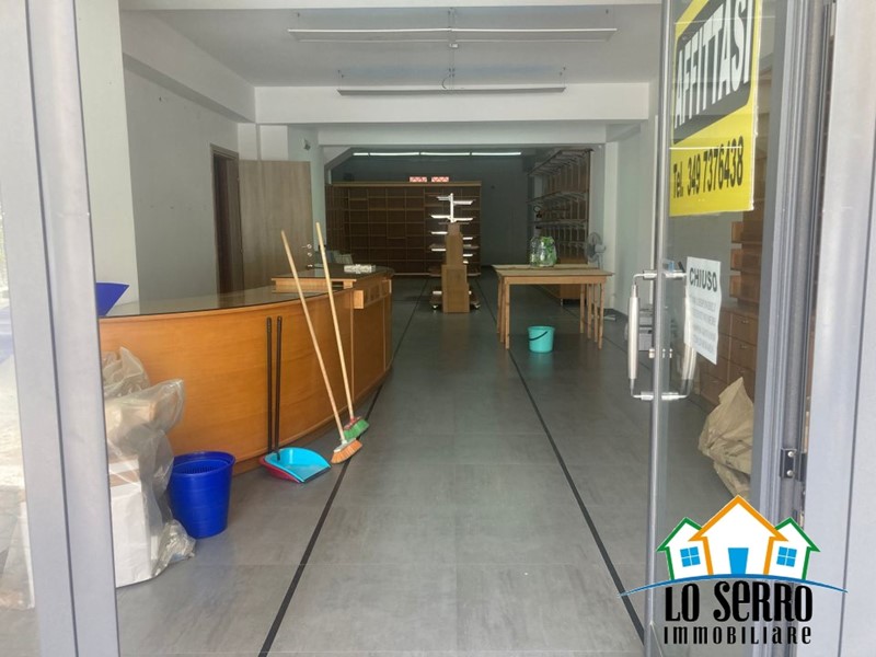 Negozio in Affitto a Alcamo, 1'000€, 210 m²