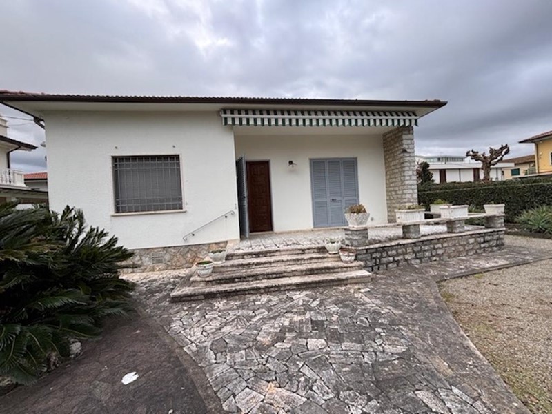 Villa in Vendita a Camaiore, zona Lido di Camaiore, 780'000&euro;, 125 m², arredato, con Box