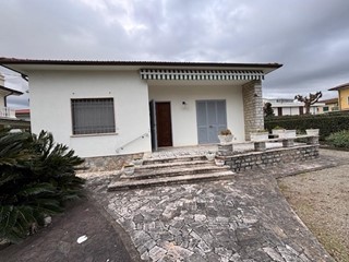 Villa in Vendita a Camaiore, zona Lido di Camaiore, 780'000&euro;, 125 m², arredato, con Box