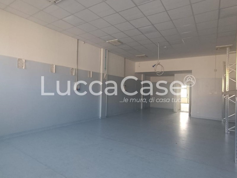 Capannone in Vendita a Lucca, zona San Marco, 320'000€, 320 m²