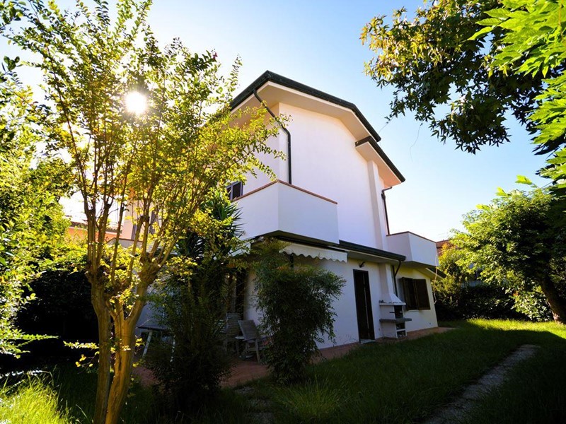 Villa bifamiliare in Vendita a Montignoso, zona Cinquale, 420'000€, 120 m²