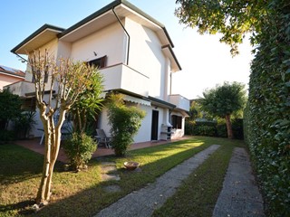 Villa bifamiliare in Vendita a Montignoso, zona Cinquale, 420'000&euro;, 120 m²