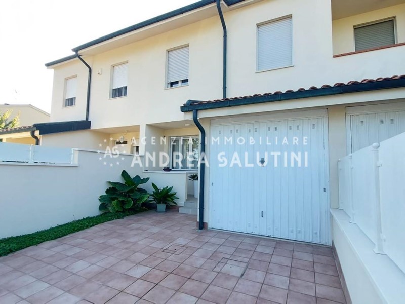 Villetta a schiera in Vendita a Montopoli in Val d'Arno, zona San Romano, 295'000€, 153 m², arredato, con Box