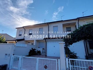 Villetta a schiera in Vendita a Montopoli in Val d'Arno, zona San Romano, 295'000€, 153 m², arredato, con Box