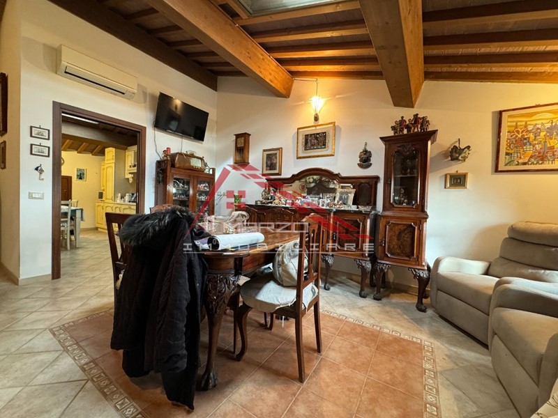 Quadrilocale in Vendita a Cascina, zona San Lorenzo a Pagnatico, 150'000€, 90 m², arredato